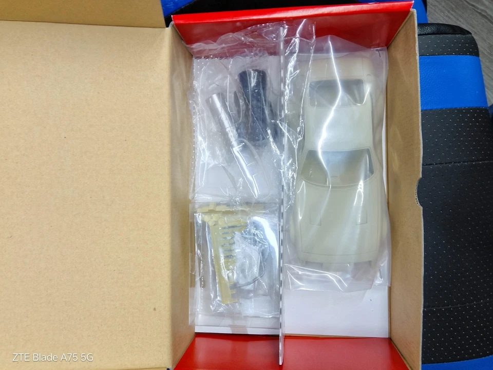 STUDIO 27 Kit 1/24 - FERRARI 365 GTB4 24h Le Mans  '72 - #39 / 75 - Cod. FR 2414 - Immagine 2 di 4