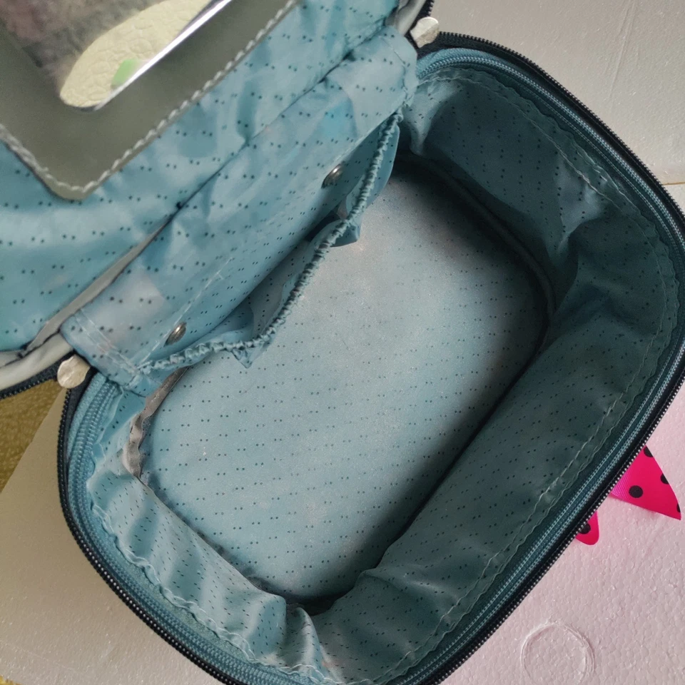 Estuche de Maquillaje Tren a Lunares con Asa Rosa y Negro con Lazo 10" Con... Foto 4 de 4