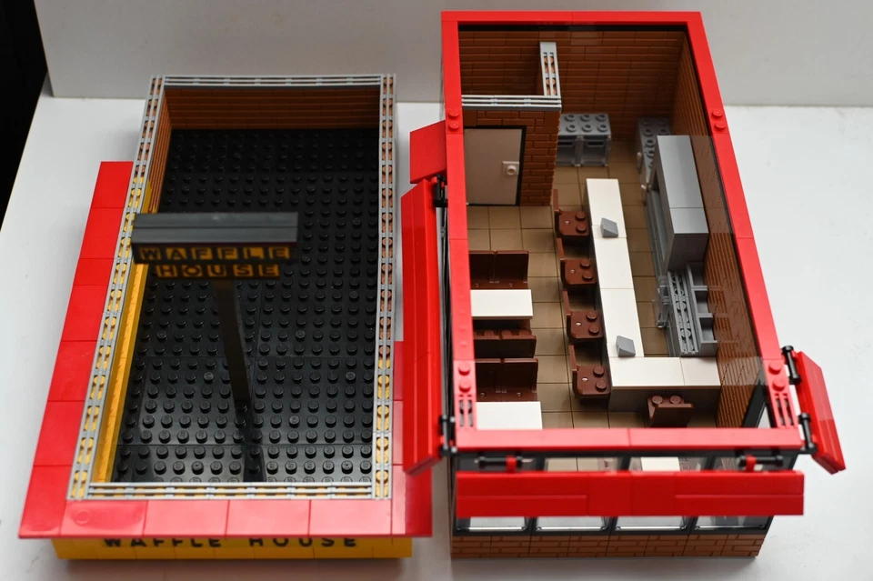 Modelo de restaurante waffle personalizado 24 horas compatível construído com tijolos LEGO® reais - Imagem 4 de 4