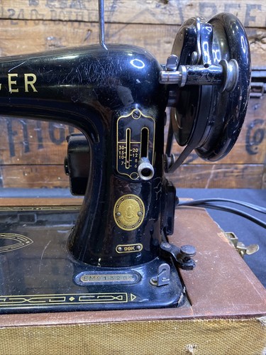 Vintage SINGER 99k tragbare Nähmaschine mit Koffer, Licht & Fußpedal schwarz & gold - Bild 7 von 24