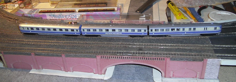 VT 137 DR 3teilig blau/creme mit Fahr-und Innenlicht für spur N