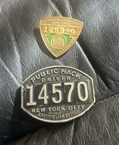 ANTIQUE PUBLIC HACK DRIVER LICENSE BADGE NEW YORK CITY 1922 CAB CHAUFFEUR BADGES - Picture 2 of 8