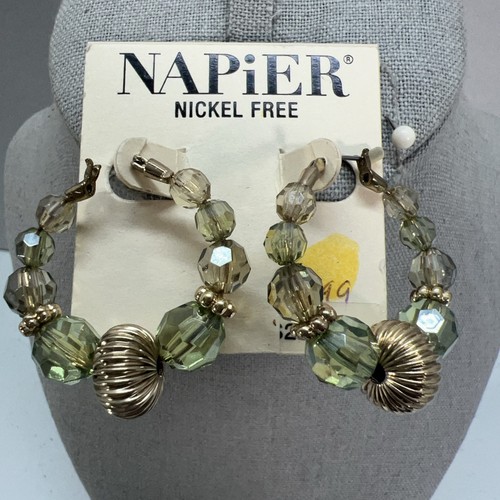 Pendientes de aro Napier tono dorado con cuentas nuevos perforados verde lucita y cuentas doradas - Imagen 1 de 4