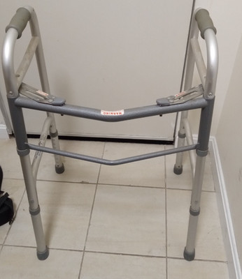 MEDLINE MDS86410*** Folding Walker 22'' W x 16.5'' D x 32''-39'' H 2-Button Standard
