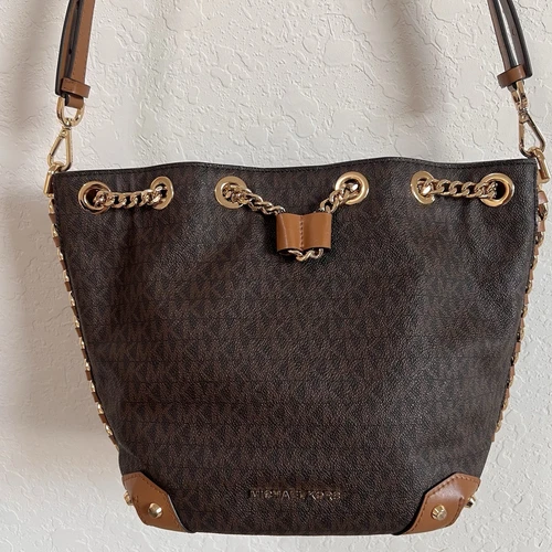 Borsa a secchiello a tracolla Michael Kors marrone firmata rivestita in tela