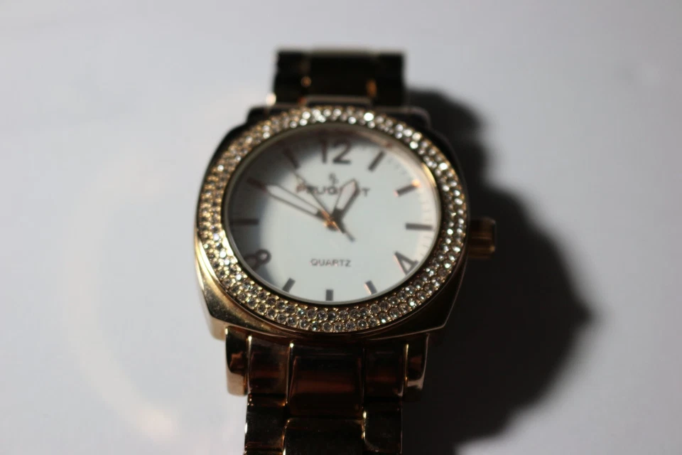 Reloj Pulsera Peugeot 7075 Mujer con Caja 40mm Ancho Funciona, Necesita Batería BONITO Foto 2 de 4