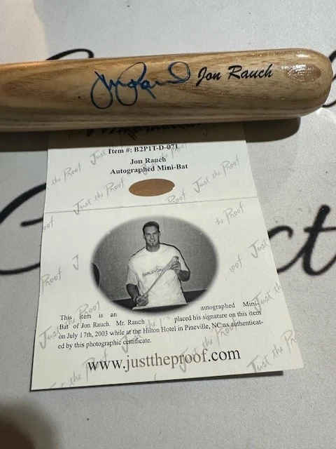 Firmas de mini murciélago Just Minors Foto 3 de 4