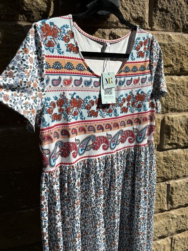Maria & Gabriele Dress Size Medium BNWT - Picture 2 of 8
