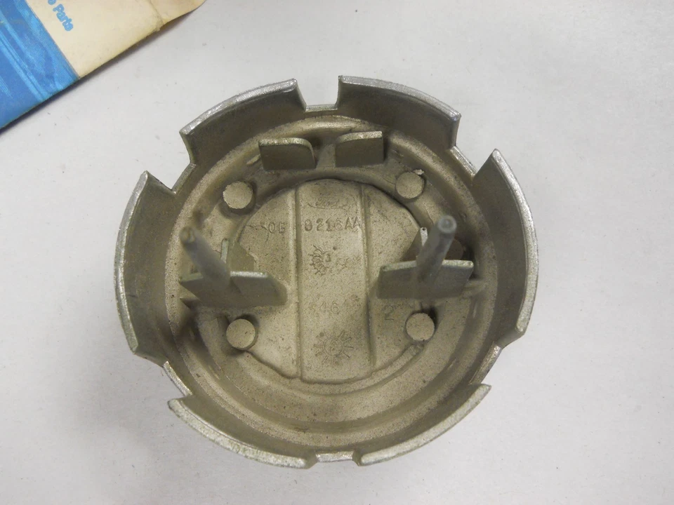 НОВЫЙ ИЗ СТАРЫХ ЗАПАСОВ 1973 1974 FORD TORINO СТАНДАРТНЫЙ ГРИЛЬ ОРНАМЕНТ - Изображение 2 из 3