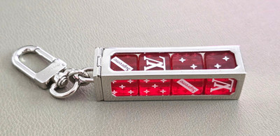 Louis Vuitton x Supreme Würfel Schlüsselanhänger in Rot