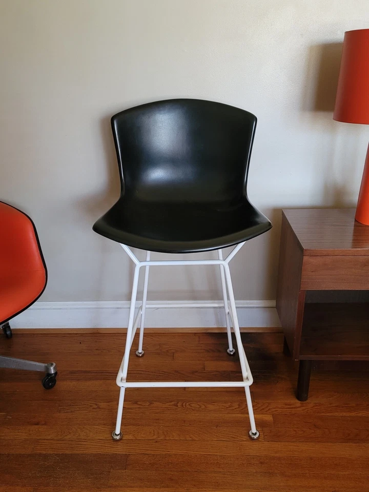 Taburete de bar alto de fibra de vidrio negro vintage Harry Bertoia Knoll silla blanca y negra  Foto 2 de 4