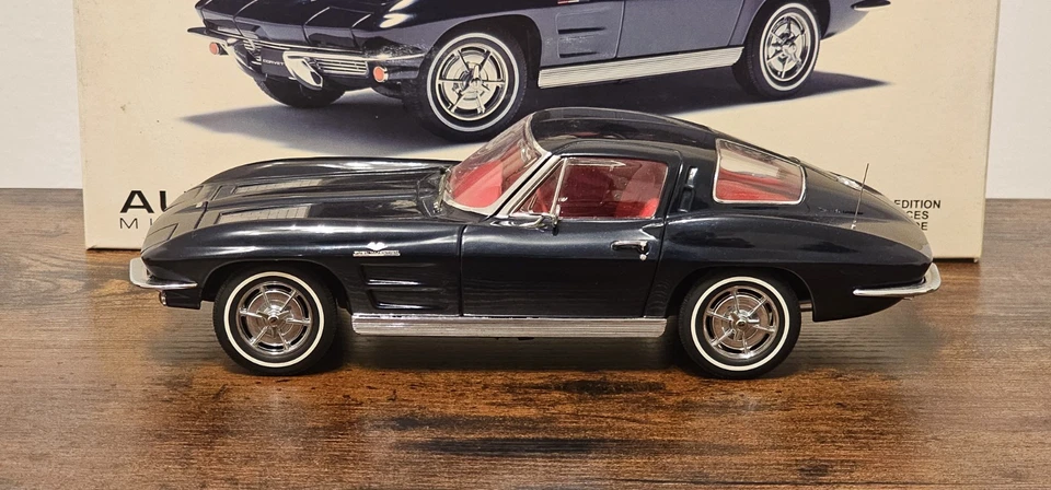 Chevrolet Corvette 1963 Coupe Daytona Blue 1:18 Autoart 71181 - Immagine 2 di 4