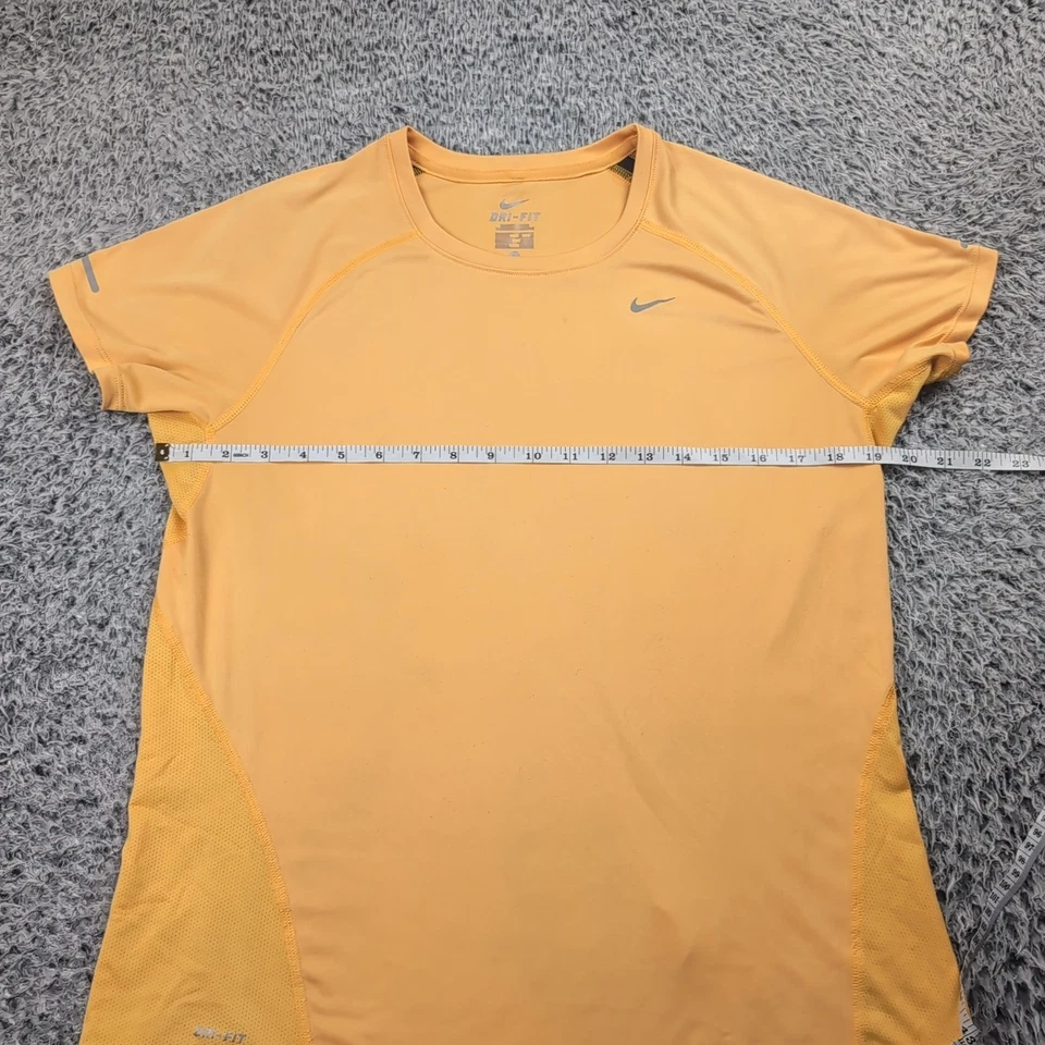 Camisa Nike Mujer Grande Amarilla Dri Fit Logo Cuello Redondo Manga Corta Atletismo Foto 3 de 4