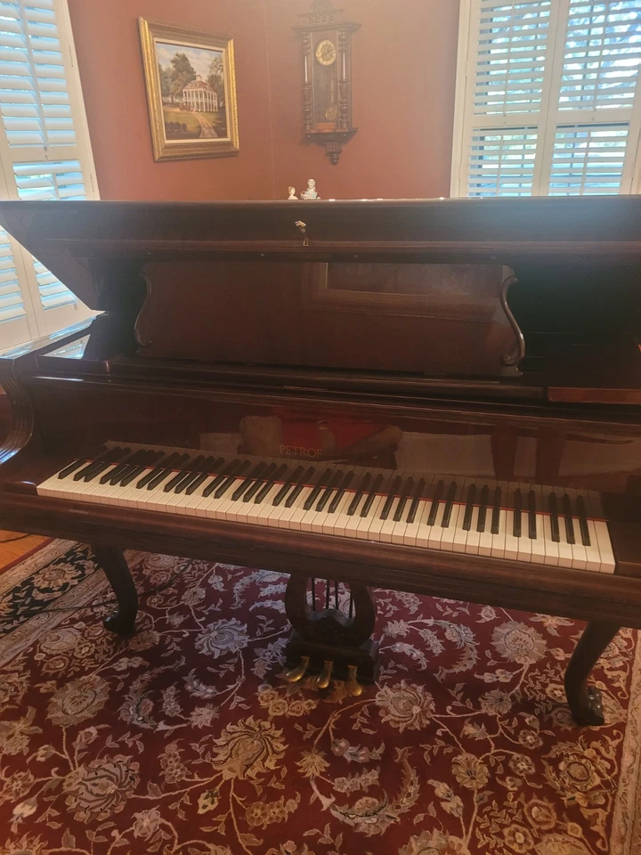 Piano de cola Petrof Baby, acabado caoba, estilo Chippendale.  Banco incluido Foto 3 de 4