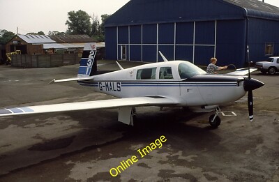 Foto 6x4 Getting a Wash Elstree G-MALS, a Mooney M.20K, bekommt ihre Flügel um 1987