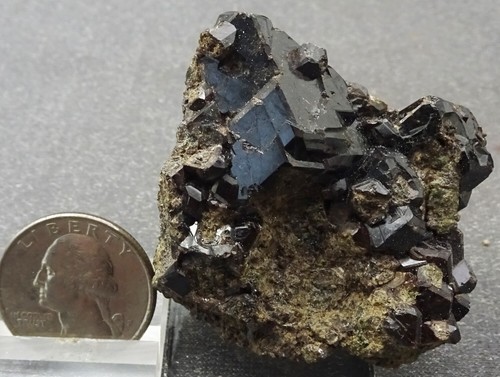 Melanit (Andradit) Granatkristalle, Kalifornien - Mineralprobe zum Verkauf
