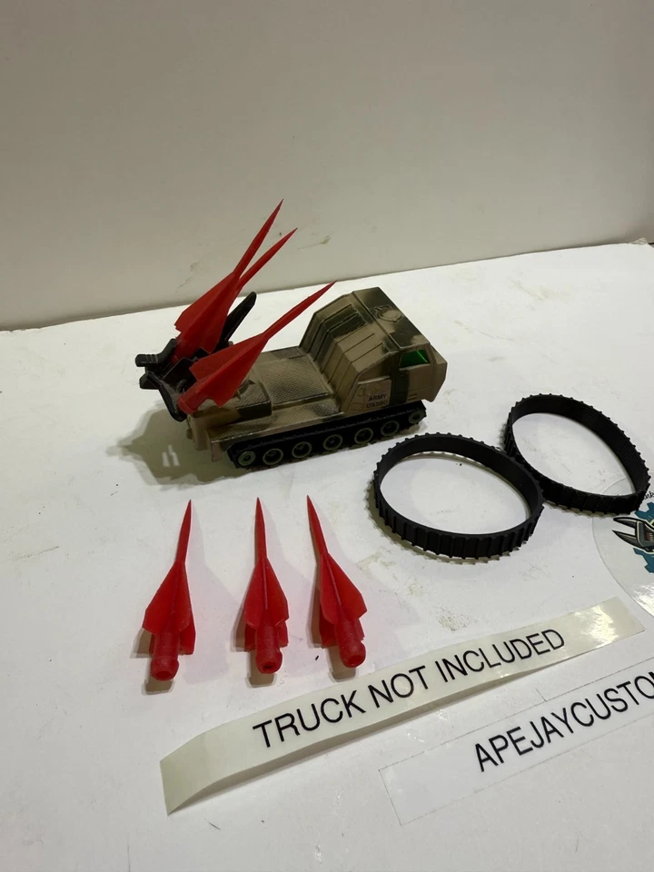 1 set of new tracks and 3 missiles  Matchbox Battle Kings K-117 SP Hawk Launcher - Image 3 of 4