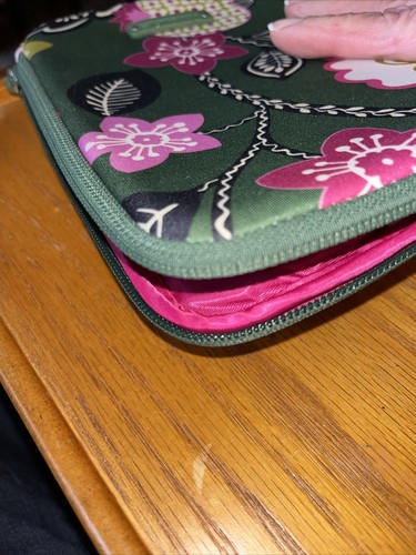 VERA BRADLEY Neoprene Tablet Sleeve - Protect iPad Case - OLIVIA PINK - EUC - Picture 10 of 10