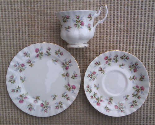 ROYAL ALBERT - WINSOME - SELECTION OF TEA CUP, SAUCER AND SIDE PLATE TRIOS - Picture 21 of 22