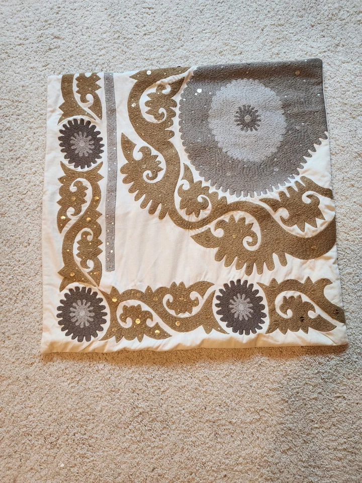 Funda de almohada Pottery Barn marfil, gris, lentejuelas mostaza bordada 24 x 24 LOTE 3 Foto 2 de 4