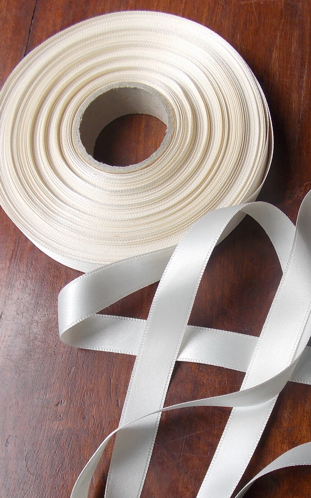 Ruban de satin crème en rouleau de 50m et largeur 1,5cm pour mercerie