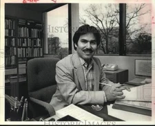 1980 Press Photo Alcoholism expert Dr. Fernando Galan in his office. - hcp50710