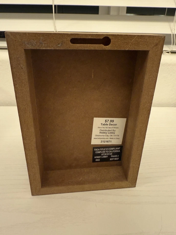 Pequeña linda letra inicial blanca y negra una decoración de madera para el hogar Foto 2 de 2