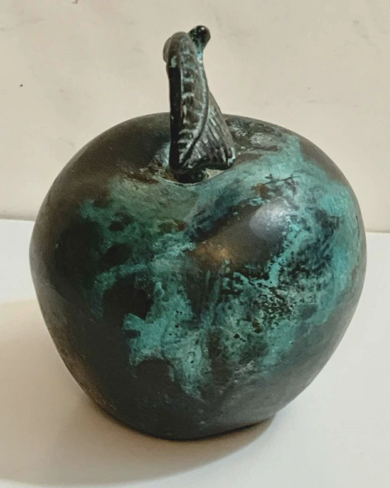 Escultura de manzana Verdigis de bronce macizo estilo Andreas Wargenbrant Foto 3 de 4