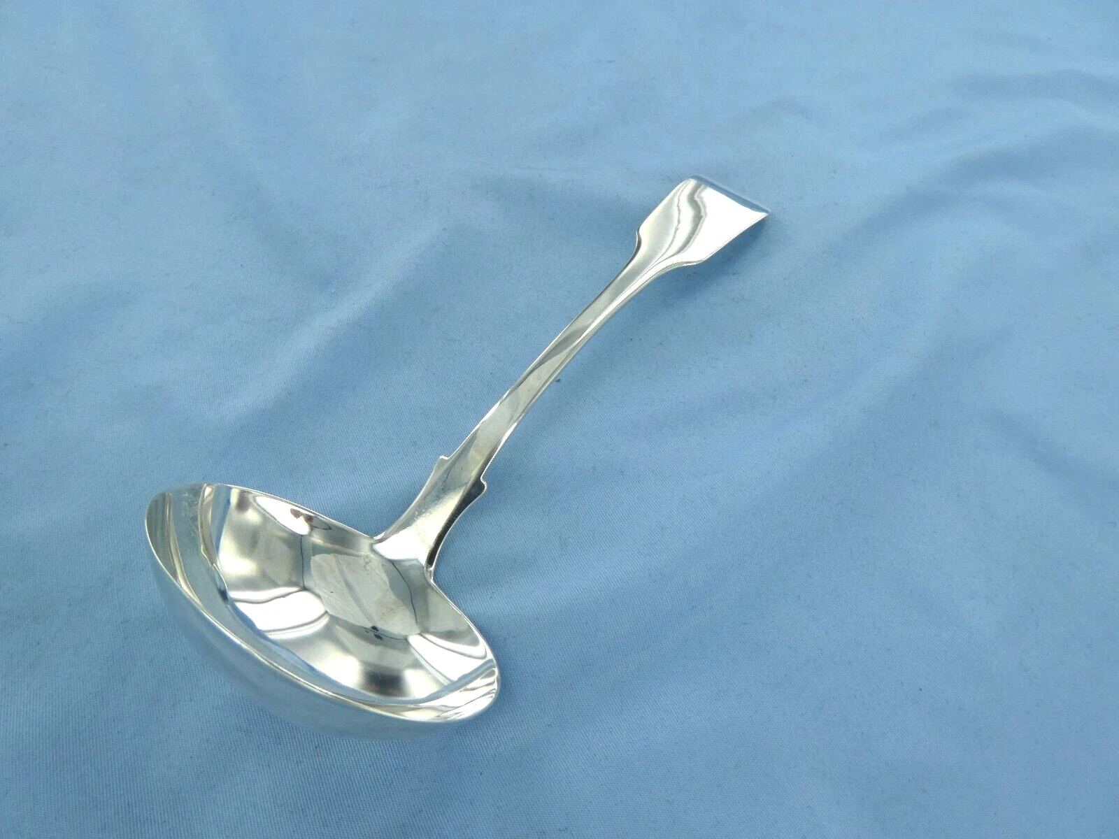 AN ANTIQUE STERLING SILVER FIDDLE BACK SAUCE LADLE. EDINBURGH 1855.