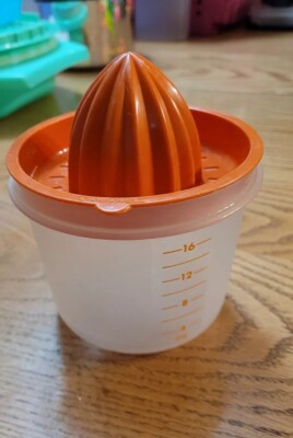 Pc TUPPERWARE CITRUS JUICER Reamer Measuring Cup #1493 Lemon Orange Free  Ship