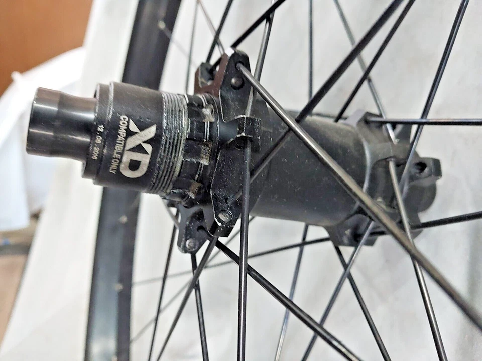 Rueda Trasera Bicicleta MTB Bontrager TLR 29" 29er 6 Pernos Disco Eje Pasante Sram XD Driver! Foto 3 de 4