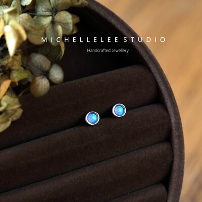 Kleine Opal Ohrstecker, weiß grün und blau Opal Ohrstecker, Feueropal