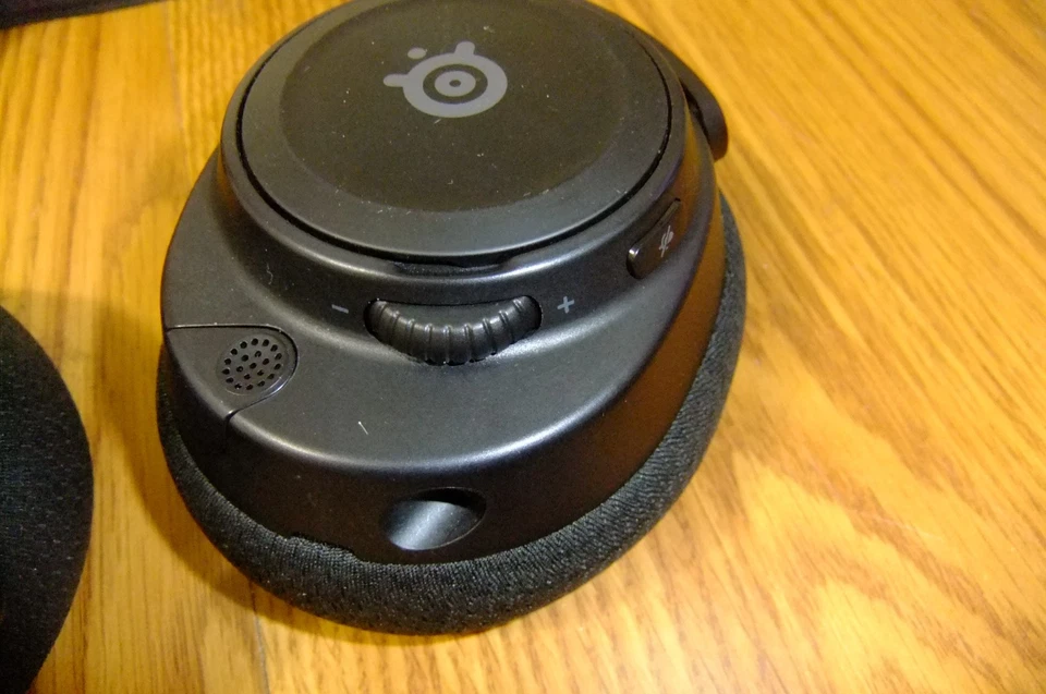 SteelSeries Arctis Nova 7 Wireless Multi-Platform Gaming Headset - Image 3 of 4