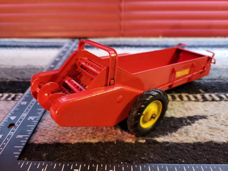 Tru-Scale Manure Spreader 1/16 Pressed Steel Farm Implement Replica Collectible - Image 4 of 4
