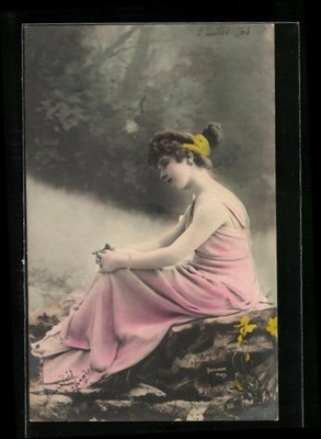 Foto-AK Atelier Reutlinger, Paris: junge Frau in Gewand auf Stein 1903 