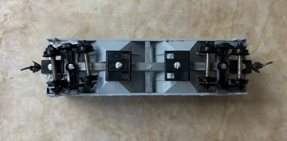 HO Scale Atlas PS-2 2-Bay Covered Hopper Wisconsin Central #81130 - Image 3 of 4