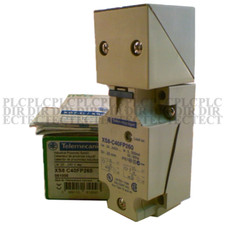 NEW Schneider XS8-C40FP260 Inductive Proximity Switch