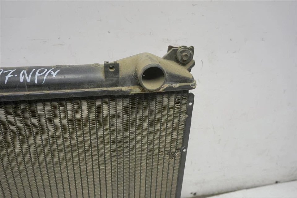 Radiador usado Nissan Pathfinder 1990-1995 21460-57G00 Foto 2 de 4