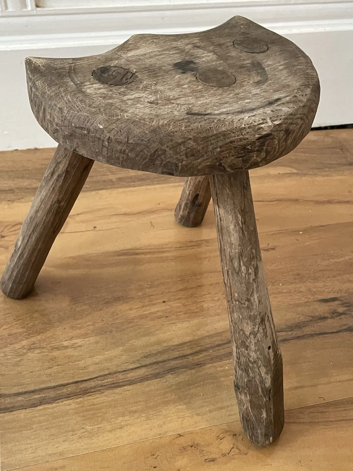 Taburete francés vintage hecho a mano de 3 patas con asiento en forma de media luna casa de campo Foto 4 de 4