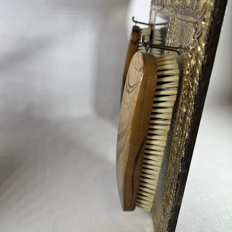 Cepillo de ropa espejo inglés victoriano. Vidrio biselado de latón en relieve Foto 3 de 4