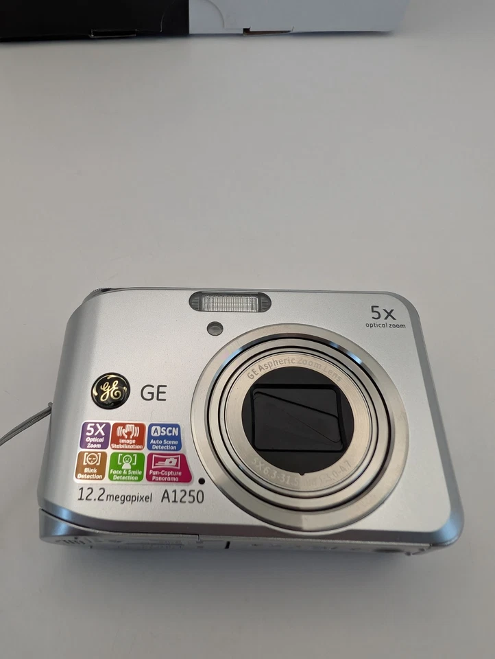 GE A1250 12.2MP Digital Camera - 5X Optical Zoom - Silver Boxed Ex Condition  - Image 3 of 4