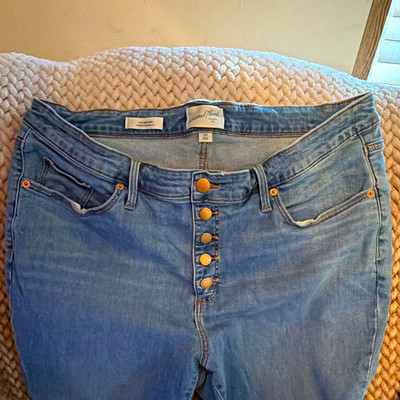 Universal Thread Women's Skinny Jeans Blue Light Wash 5 buttoned 20W