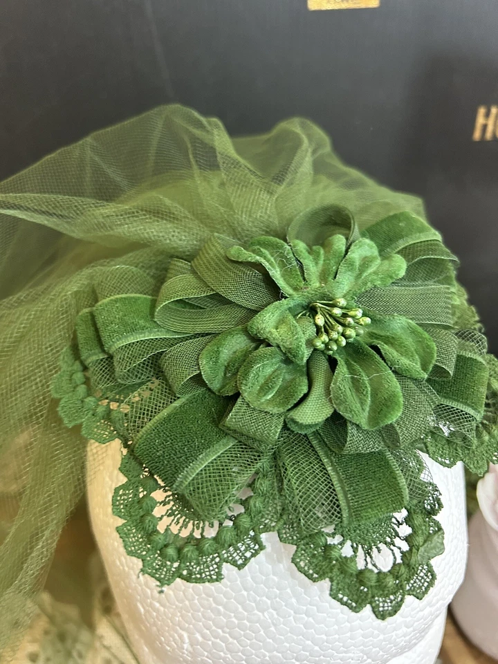 Tocado Fascinator Vintage Años 70 VERDE Terciopelo TUL FLORAL Boda Elegante Foto 4 de 4