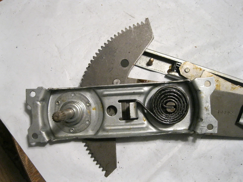 NOS Genuine GM OEM 16632439 LH Front Window Regulator Foto 3 de 4