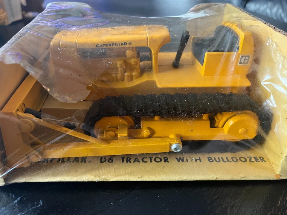 Vintage Caterpillar D6 Tractor with Bulldozer ERTL Scale Model New in Bubble Box - Image 4 of 4