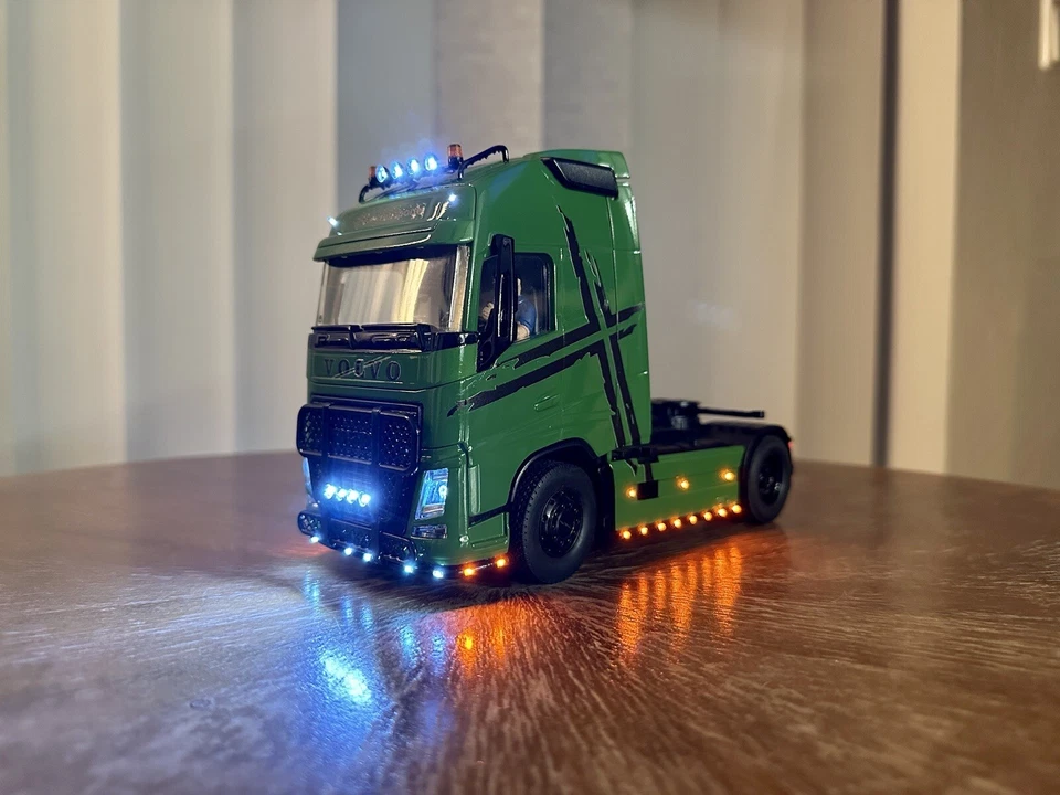 Siku Control LKW Volvo / Scania / MAN / Lackierung Umbau Lichtumbau - Bild 2 von 4