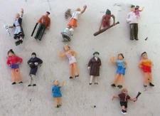 HO SCALE 12 PEOPLE MOSTLY WOMEN