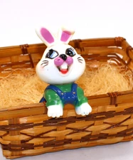1984 White Easter Bunny plastic basket hanger, Sun Hill brand 