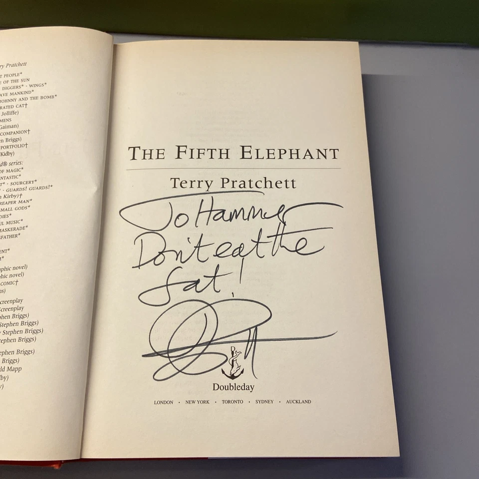 SIGNED BY TERRY PRATCHETT “THE FIFTH ELEPHANT" Hardback First Edition - Image 2 of 4
