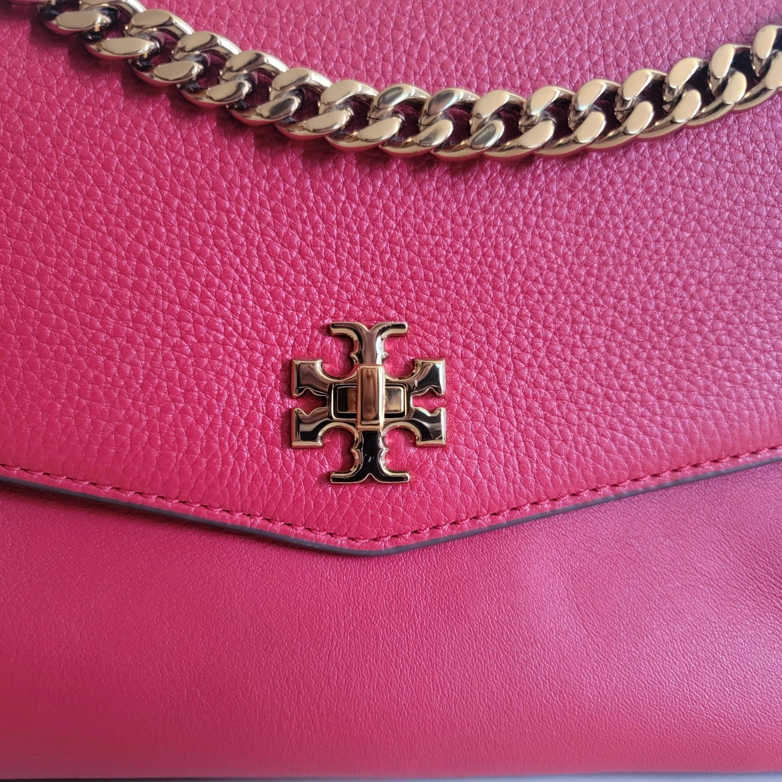 Borsa a tracolla convertibile Tory Burch Kira Red Pebble camoscio pelle liscia catena